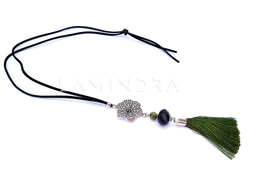 Nyakláncok, kézműves ékszerek: NYA005, Zöld bojtos nyaklánc antikolt ezüst színű virág medállal